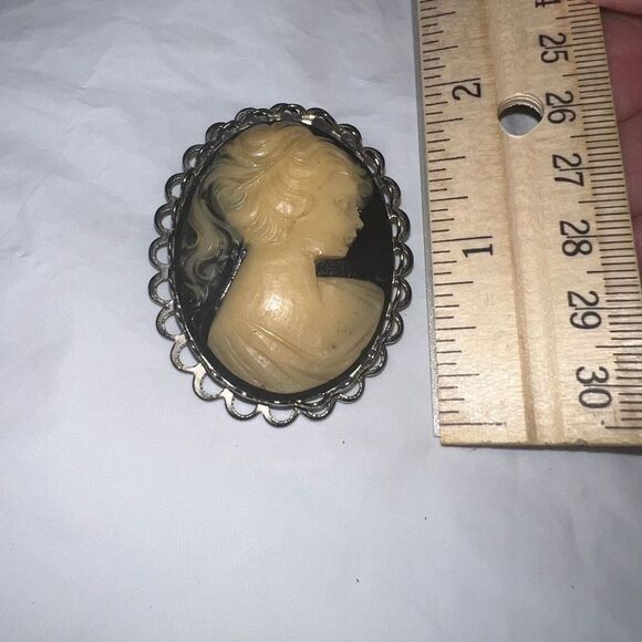 Vintage Stunning Carved Black and Cream Large Cameo Brooch - Picture 8 of 9
